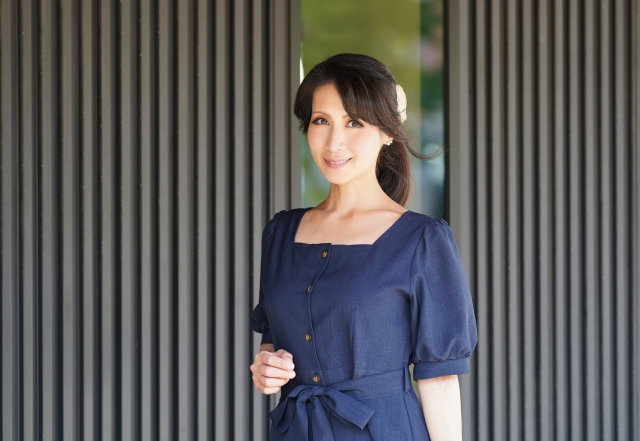 目元の涼しげな美魔女